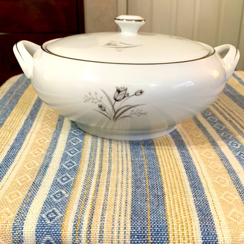Creative Royal Elegance Fine China‎ Serving Dish with Lid